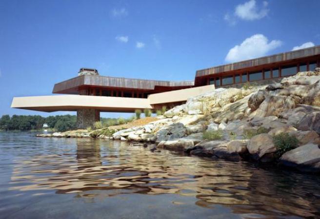 La propiedad cuanta con una gigantesca mansión diseñada por Frank Lloyd Wright.