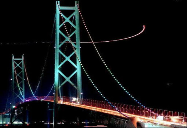 El Gran Puente del Estrecho Akashi Kaikyō Tiene una longitud de 3911 m y su vano central es de 1991 m.
