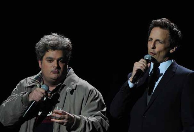 Bobby Moynihan y Seth Meyers en el concierto 12-12-12 celebrado en el Madison Square Garden para recaudar fondos para las víctimas del devastador huracán Sandy en Nueva York.