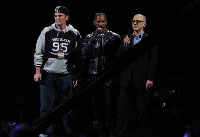 Quentin Tarantino, Jamie Foxx, y Christoph Waltz juntos en el concierto 12-12-12 celebrado en el Madison Square Garden para recaudar fondos para las víctimas del devastador huracán Sandy en Nueva York.