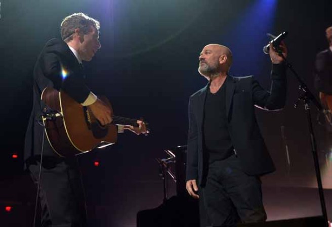 Chris Martin y Michael Stipe en el concierto 12-12-12 celebrado en el Madison Square Garden para recaudar fondos para las víctimas del devastador huracán Sandy en Nueva York.