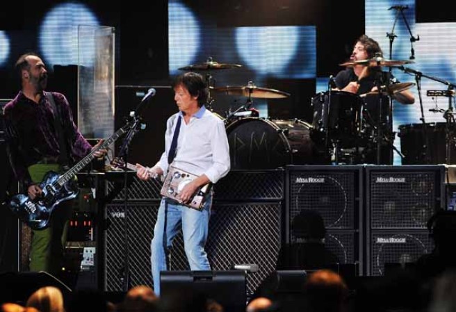 Sir Paul McCartney y Dave Grohl juntos en el concierto 12-12-12 celebrado en el Madison Square Garden para recaudar fondos para las víctimas del devastador huracán Sandy en Nueva York.
