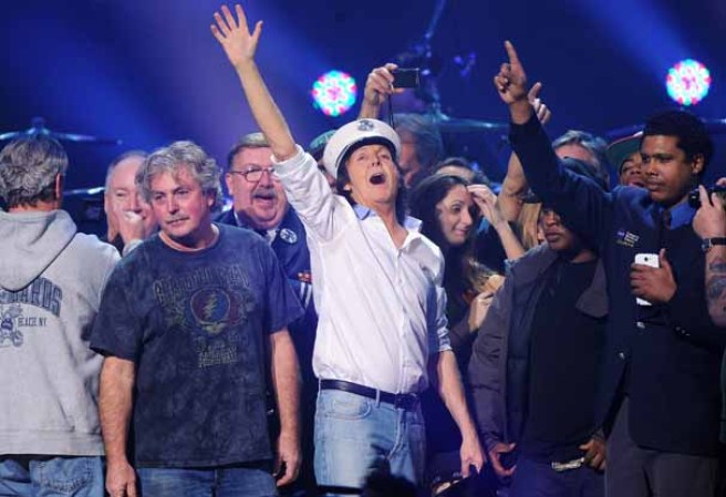 Sir Paul McCartney y amigos se despiden en el concierto 12-12-12 celebrado en el Madison Square Garden para recaudar fondos para las víctimas del devastador huracán Sandy en Nueva York.