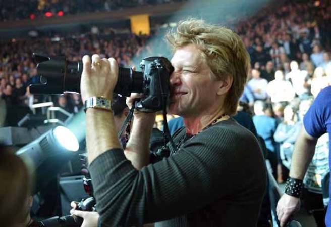 Jon Bon Jovie toma fotos en el concierto 12-12-12 celebrado en el Madison Square Garden para recaudar fondos para las víctimas del devastador huracán Sandy en Nueva York.