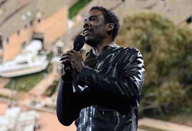 Chris Rock habla en el concierto 12-12-12 celebrado en el Madison Square Garden para recaudar fondos para las víctimas del devastador huracán Sandy en Nueva York.