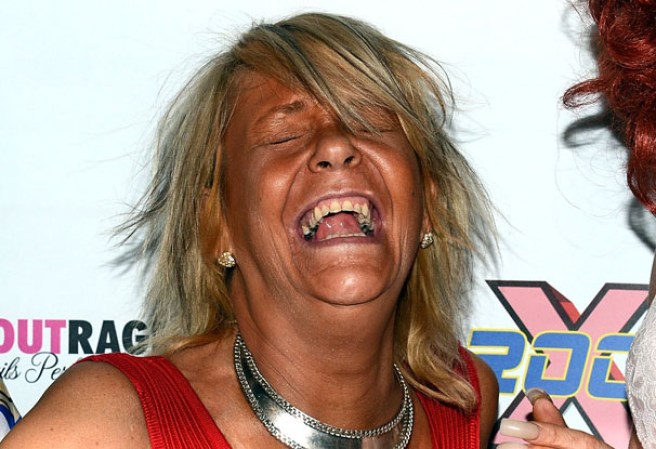 Aunque sonriente en esta foto, la "Tan Mom" sigue causando controversia.