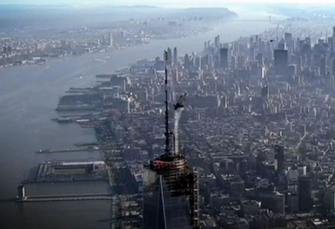 Instalan la clavija que convierte al nuevo One World Trade Center en el más alto del hemisferio oeste, con una altitud de 1,776 pies.