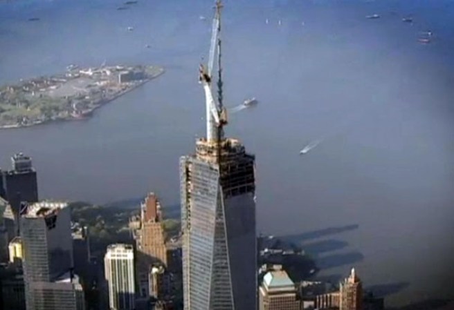 Instalan la clavija que convierte al nuevo One World Trade Center en el más alto del hemisferio oeste, con una altitud de 1,776 pies.