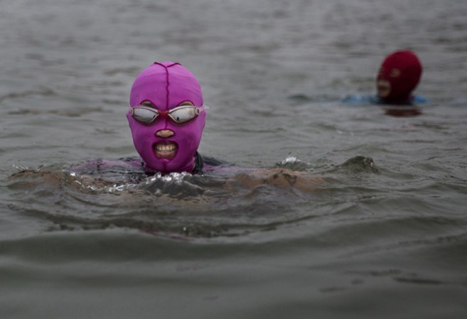 En las pasarelas, estos aterrorizantes bikinis faciales han sido acompañados por trajes de baño de renombrados diseñadores como Gucci, Alexander Wang, Emporio Armani y Michael Kors.