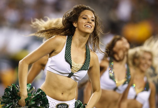 Las porristas de la NFL y del "football" universitario asombran con su belleza y su energía.