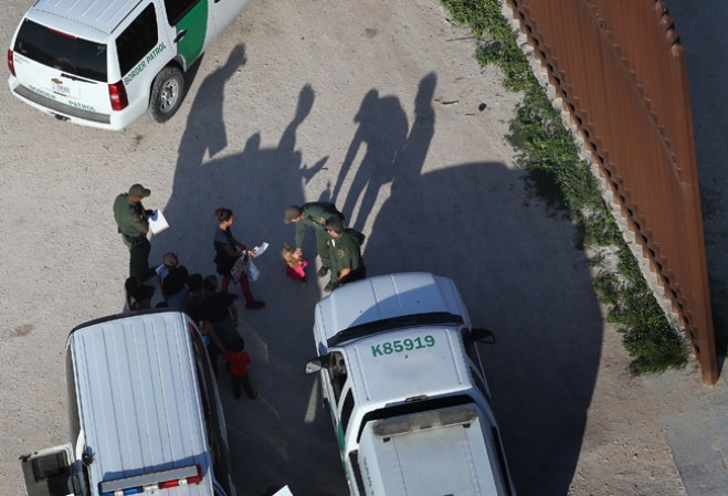 Una vez capturados, los agentes trasladan a inmigrantes a centros de detención.