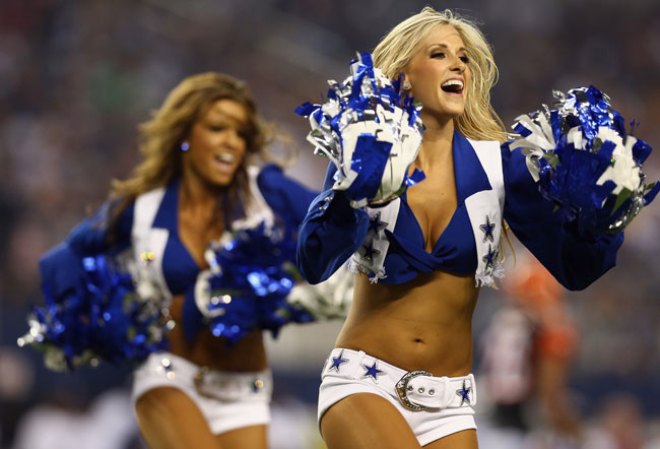 Las porristas de la NFL y del "football" universitario asombran con su belleza y su energía.