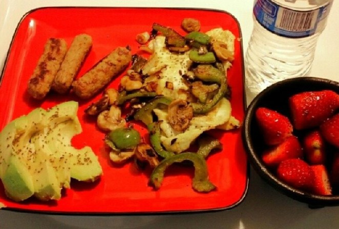 Huevo con champiñones y pimiento, salchichas de pavo y aguacate.
