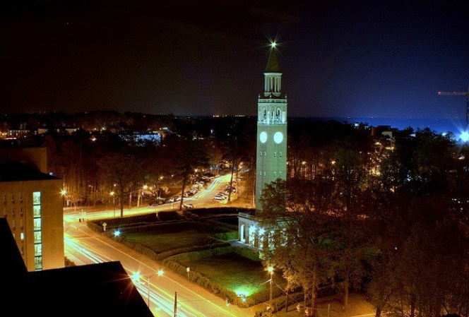 1. Chapel Hill. En esta ciudad de Carolina del Norte los salarios que se pagan a hombres y mujeres son los más equitativos; aquí no se da eso de que por cada dólar que perciben los varones, a las mujeres cuando mucho les dan 60 centavos.