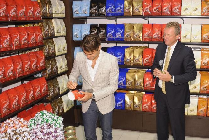 Federer es imagen de los bombones Lindt, aquí en una de sus tienas en NY.