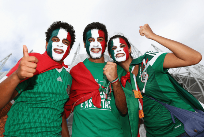 Los fans del partido de México contra Brasil también fueron parte del espectáculo.