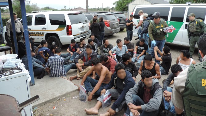 Detienen a mujer con 11 inmigrantes