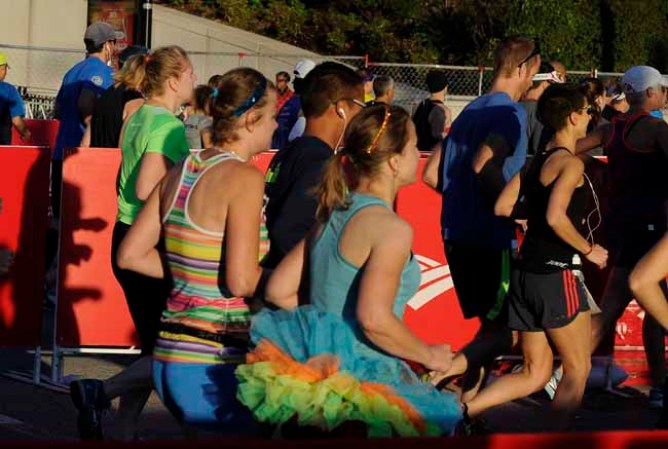 Con alta participación y grandes medidas de seguridad se celebró la maratón de Chicago.