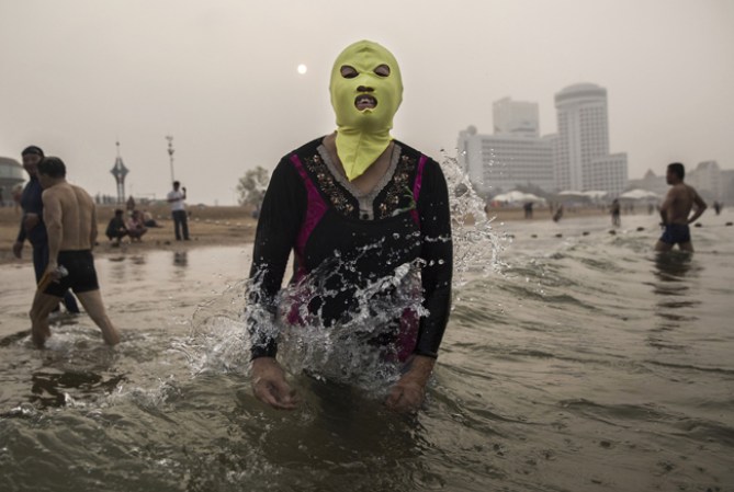 La moda del "face-kini" llegó para quedarse.