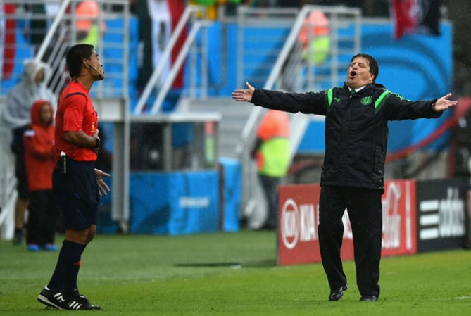Sus expresiones sarcasticas hacia los arbitros.
