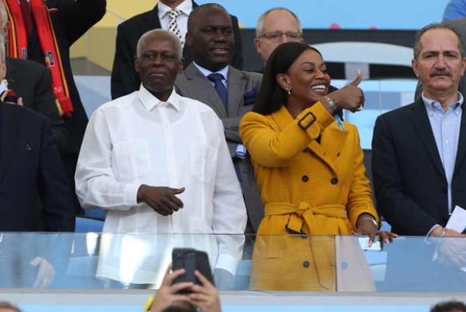 Presidnete de Angola Jose Eduardo dos Santos y su esposa Ana Paula dos Santos durante el encuentro entre Belgica y Rusia.