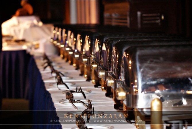 Viajas, conoces a muchas personas, tienes la oportunidad de disfrutar de grandes comidas , eventos, bailes y aun así le llaman trabajo.