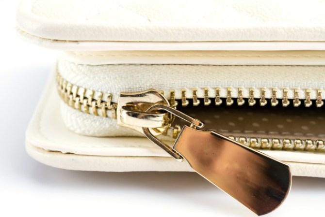 6- Que uses bolsos de cierre tan pequeños que apenas puedes lograr guardar ahí uno de tus tampones u otros artículos que no quieres que nadie vea.