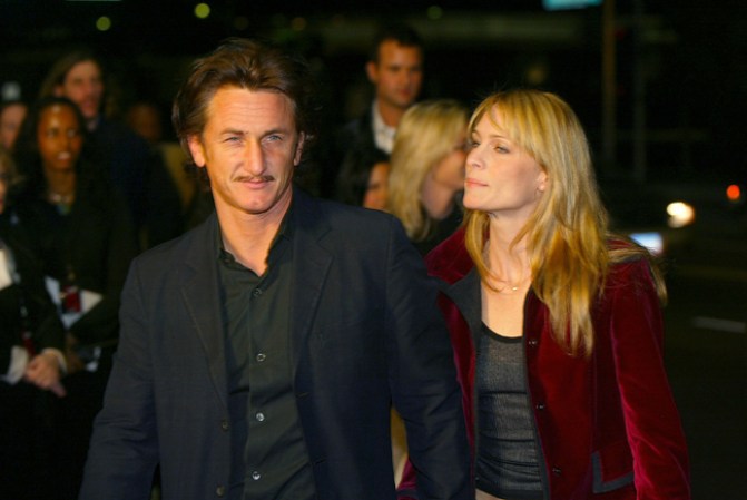 Sean Penn y su entonces esposa Robin Wright decidieron viajar a Lake Tahoe buscando remediar los problemas de pareja que tenían. Pero para sorpresa de Wright cuando entró al cuarto de Penn para remediar las cosas lo encontró con dos chicas rusas.