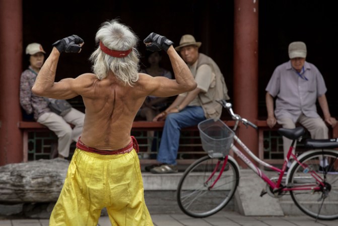 Iniciamos este resumen de semana con esta foto desde Beijing, China, donde un anciano muestra su musculatura y habilidades en artes marciales.