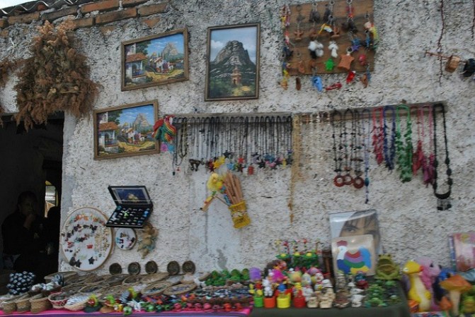 Los habitantes del pueblo generan ingresos a través de la venta de los productos artesanales que fabrican.