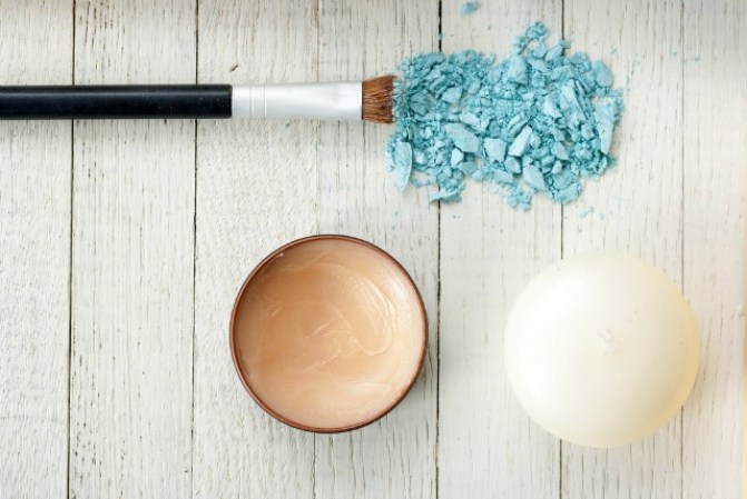 20. Un poco de vaselina mezclada con sombras cosméticas te permitirá crear nuevos colores, hacer una sombra cremosa y dar brillo al párpado.