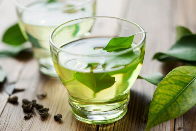 Tea verde: El té verde realmente funciona para perder peso y su alto contenido de antioxidaddnte realmente ayuda a minimizar los daños de los rayos UV.