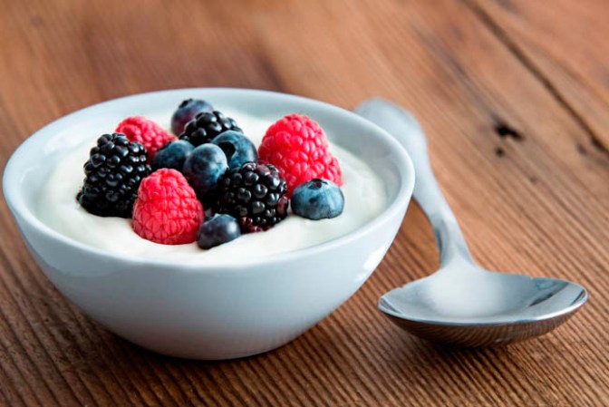 15.- Yogurt: Además de ser rico en calcio, también contiene potasio que ayuda en la síntesis de proteínas disminuyendo la caída del cabello.