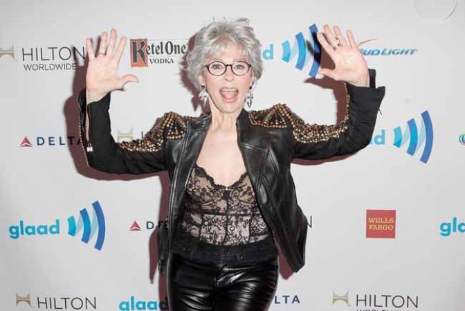 Beso explosivo entre J.Lo y Rita Moreno.
