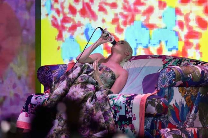 Miley Cyrus, de lo sensual a lo grotesco para encandilar al público.