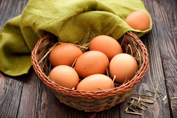 7. Huevo: Rico en Biotina, una de las mejores vitaminas para el crecimiento sano del cabello. La yema es un humectante por naturaleza, aumenta el volumen, brillo y textura.