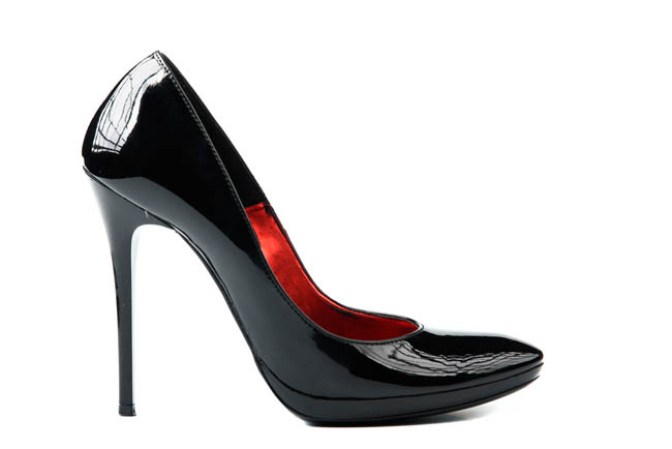 7.- Zapatos de tacón clásicos: de punta cerrada, en colores negro, azul obscuro y neutro.