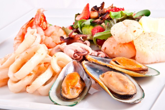 8.- Mariscos: Las ostras y camarones sin fuente importante de minerales y elementos como el zinc, que fortalece el cabello desde la raíz. La deficiencia de zinc puede causar perdida prematura.