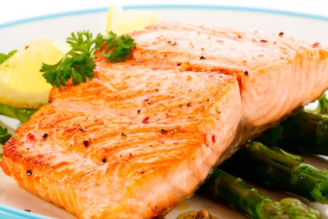 9.- Ácidos grasos Omega-3: Los encuentras en pescados como salmón, la sardina y el atún. Los ácidos grasos Omega-3, mantienen tu cabello sedoso y brilloso, además de que alimentan a los fólicos pilosos, estimulando su crecimiento.