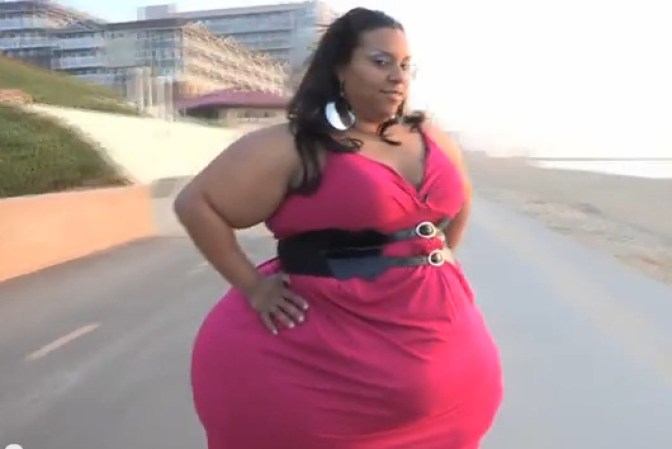 La mujer, que tiene cuatro hijos, asegura que su tamaño no se debe a su dieta sino a su genética.