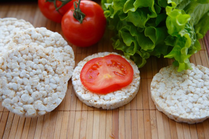 Galletas de arroz. Si bien no aportan calorías, tampoco ningún nutriente importante como vitaminas, proteínas o fibra. Por lo cual es preferible sustituir sus calorías por las de alguna fruta mucho más nutritiva.