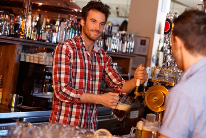 Saber obtener la atención de un bartender ocupado