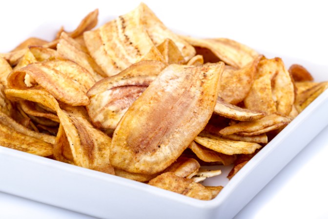 Chips de banano. Una porción de chips de banano puede sumar 441 calorías, 44% de grasas y 30 gramos de azúcar. Consejo: si quieres comer fruta, ¡come una banana, una manzana o una naranja frescas!