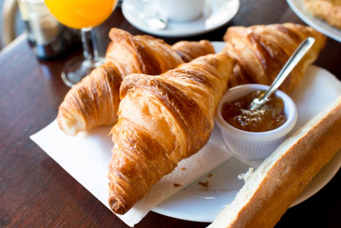 Croissant / medialuna. La mejor pareja para el café pareciera ser "inofensiva", pero esconde sal, azúcar y calorías. No importa si es salado o dulce, ambos pueden ser malos para la dieta y el corazón. Un solo croissant puede llegar a tener más de 400 mg de sodio y 18 gramos de grasa.
