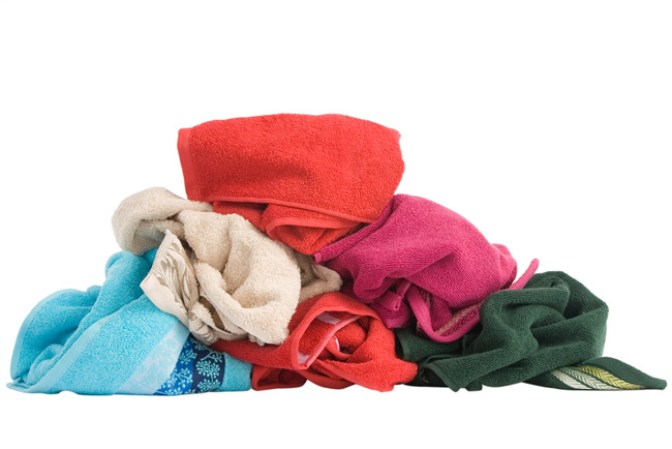 Dejar la toalla mojada en la cama, esto es más de los hombres, a nadie le gusta llegar a casa y dormir sobre una cama impregnada de humedad y mal olor.