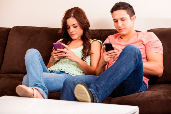 Revisar constantemente tu smart phone durante reuniones. El acceso a redes sociales desde los teléfonos celulares ha provocado que en muchas ocasiones la conversación en una cena entre amigos se reduzca a cero.