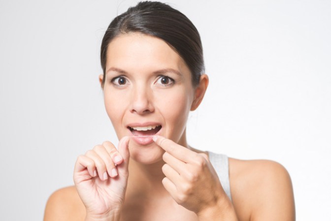 No usar hilo dental: es importante agregarlo a tu rutina de cepillado si no quieres tener problemas futuros en el dentista.