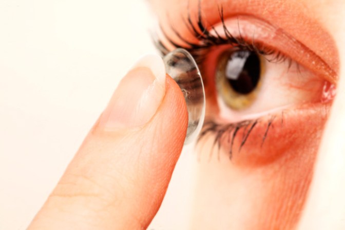 Dormir con los lentes de contacto. Si no son los recomendados para eso, este pequeño olvido puede causarte una gran infección.