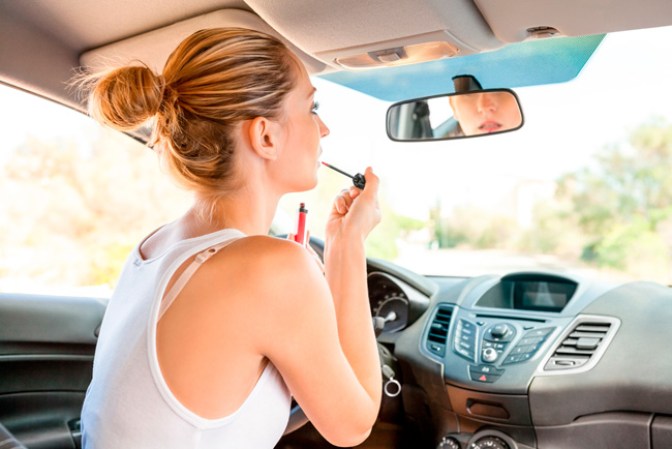 Maquillarse en el carro, cualquier distractor al manejar puede provocar un accidente fatal, toma tu tiempo antes de salir de casa o espera a llegar al estacionamiento de tu destino final.