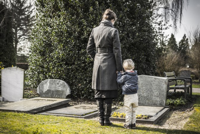 No es una muerte física en sí, son sueños que marcan finales. Es la terminación de un ciclo. Si se sueña con la muerte de un familiar, es muy probable que sea un reflejo de nuestra necesidad de tenerle cerca. Si es muy recurrente debe tratarse clínicamente.